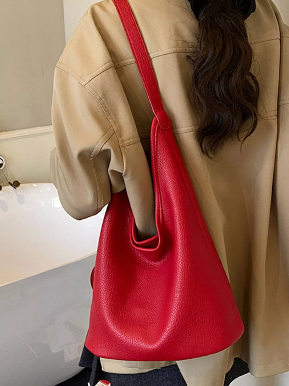 Lightweight Handbag With Adjustable Strap For Daily Use