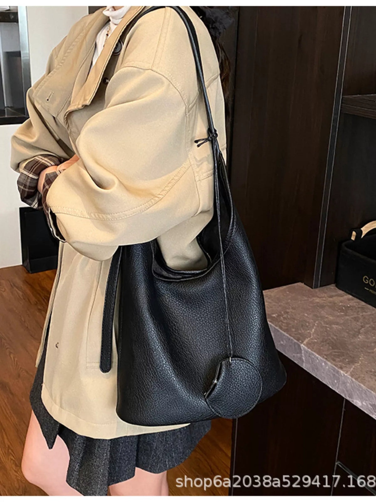 Lightweight Handbag With Adjustable Strap For Daily Use