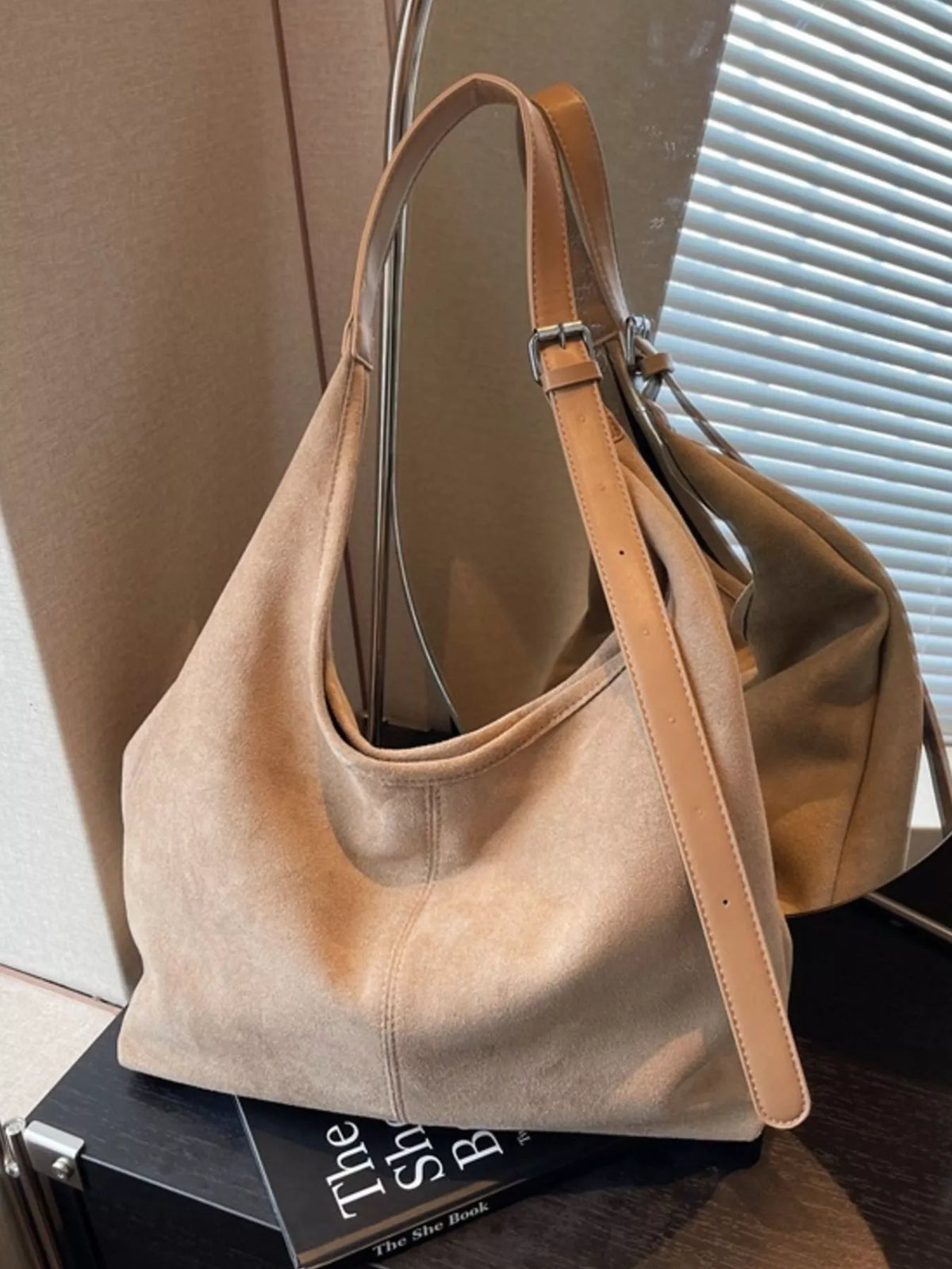 Lightweight Handbag With Adjustable Strap For Everyday